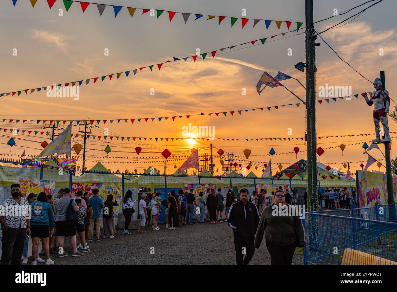 Richmond, Vancouver, BC, Kanada-8. September 2024: Menschen laufen in einem chinesischen Viertel in der Dämmerung um den lokalen Nachtmarkt. Stockfoto