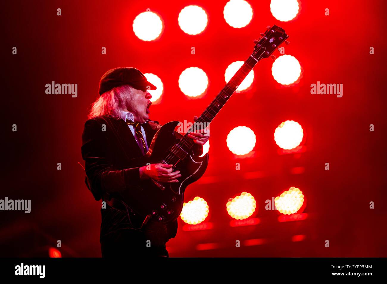 Reggio Emilia, Italien. Januar 31, 2024. Angus Young von AC/DC tritt am 25. Mai 2024 in der RCF Arena Campovolo in Reggio Emilia auf. (Foto: Roberto Finizio/NurPhoto) Credit: NurPhoto SRL/Alamy Live News Stockfoto