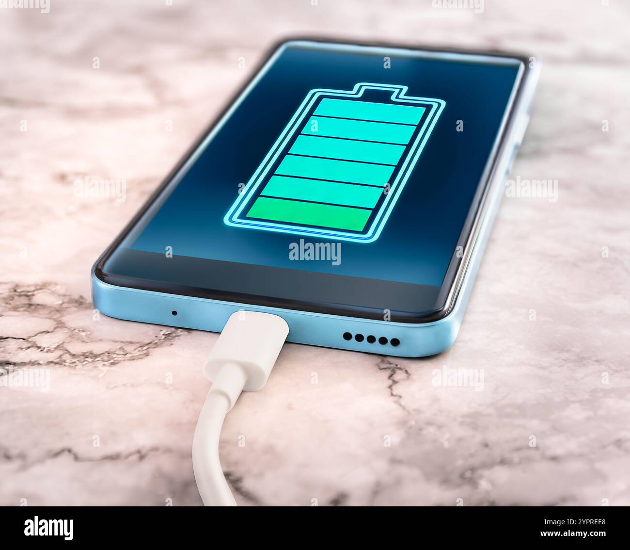 Smartphone mit usb-Anschluss und Ladevorgang. Stockfoto