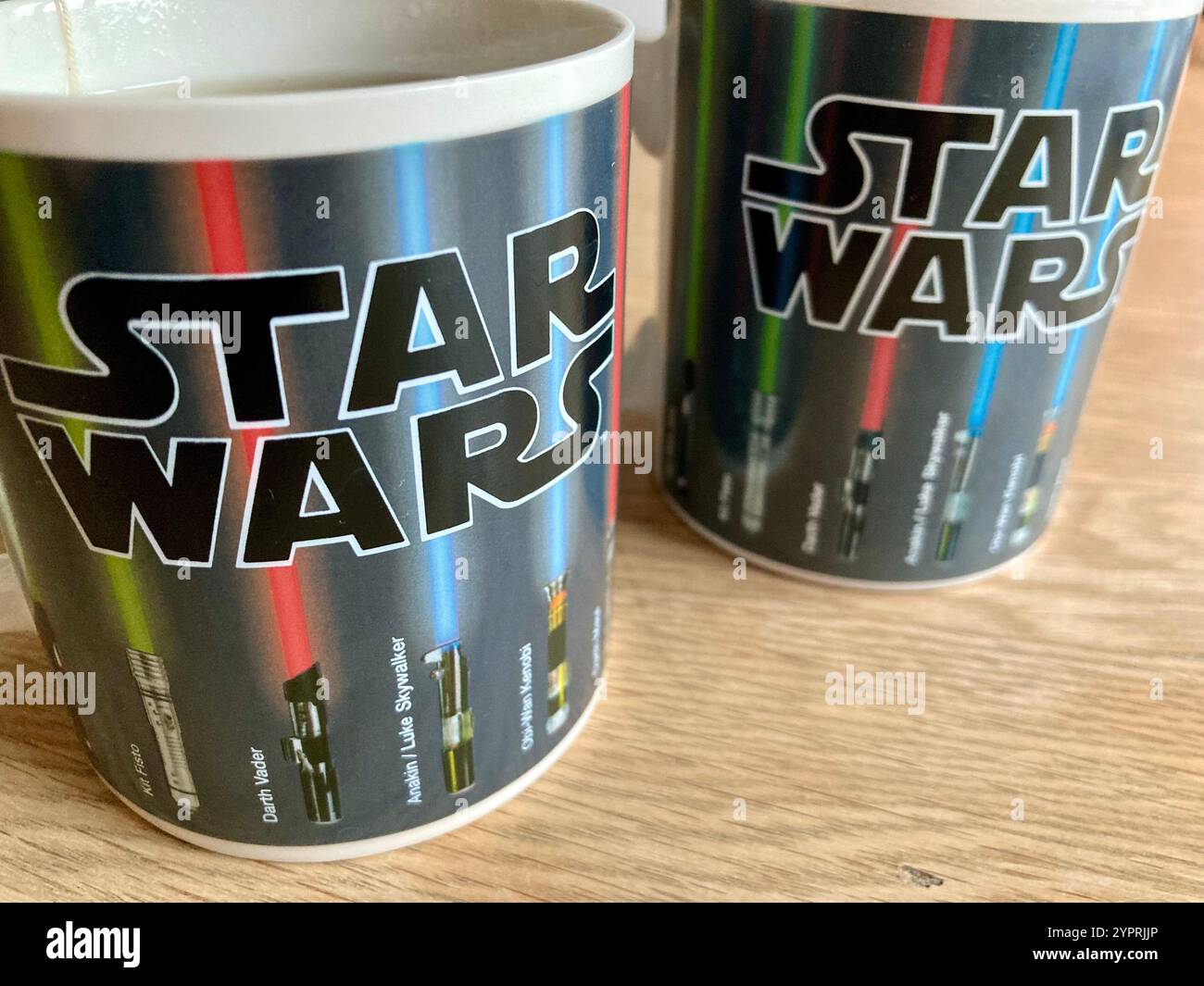 Zwei Star Wars Tassen mit Lichtschwertern auf einem Tisch Stockfoto