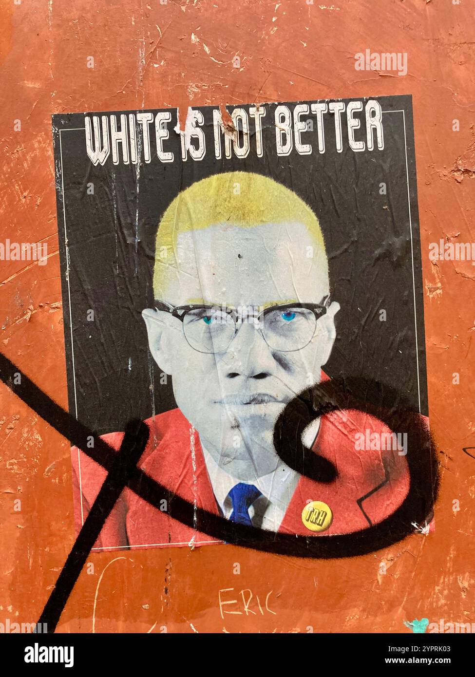 Ein Poster mit einem Porträt von Malcolm X mit farbenfroher künstlerischer Bearbeitung mit dem Text „weiß ist nicht besser“ Stockfoto