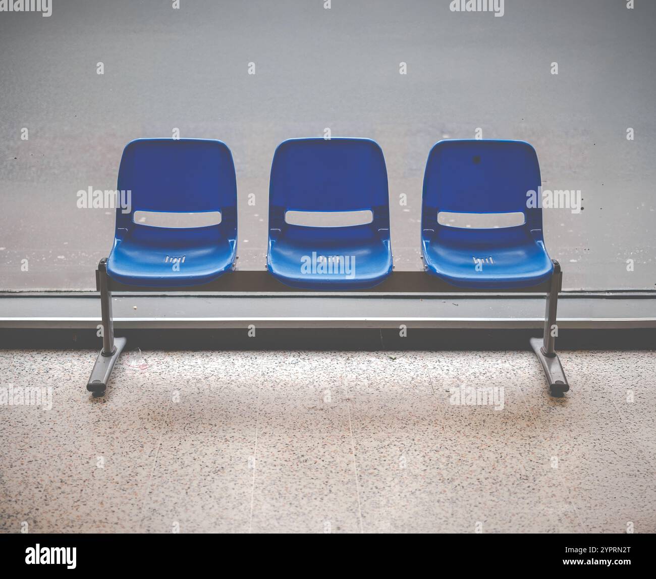 Eine Reihe von Plastikstühlen in Einem Wartezimmer Stockfoto