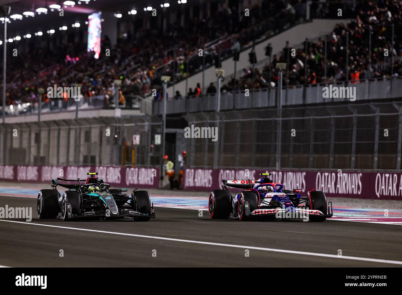 44 HAMILTON Lewis (gbr), Mercedes AMG F1 Team W15, 22 TSUNODA Yuki (Jap), Visa Cash App RB F1 Team VCARB 01, Action während des Formel 1 Qatar Airways Qatar Grand Prix 2024, 23. Runde der Formel-1-Weltmeisterschaft 2024 vom 29. November bis 1. Dezember 2024 auf dem Lusail International Circuit in Lusail, Katar Stockfoto