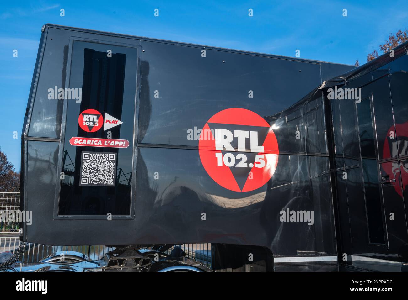 Radio rtl 102.5, Logo auf dem Truck verwandelt sich in eine musikalische Lounge mit Kommentaren, Nachrichten, Events, Spielen und viel Musik für alle. il Turin, Italien Stockfoto