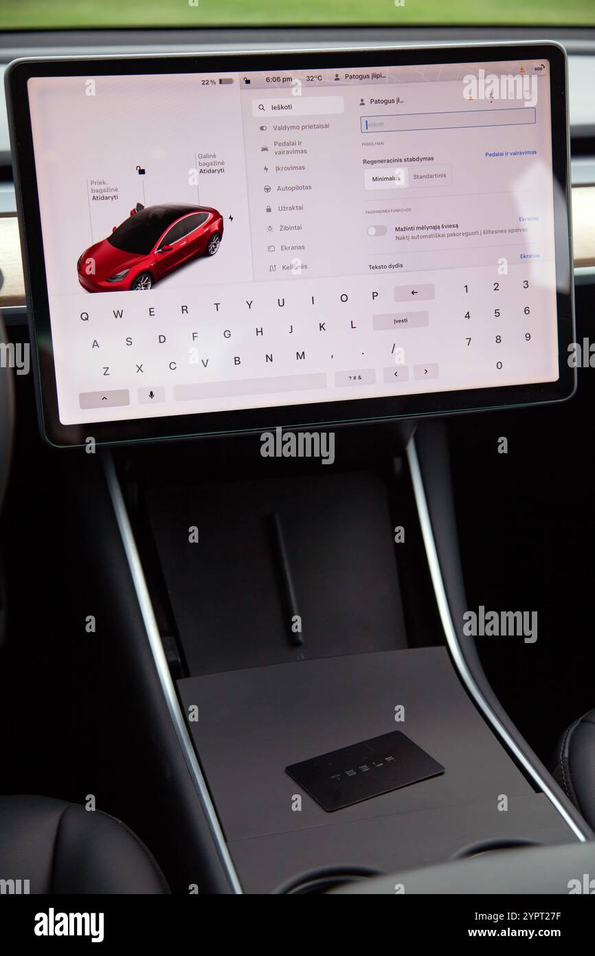 Vilnius, Litauen - 16-08-2024 - Blick in das Innere des Tesla Model 3, riesiger Parkplatz und Autoschlüssel Stockfoto