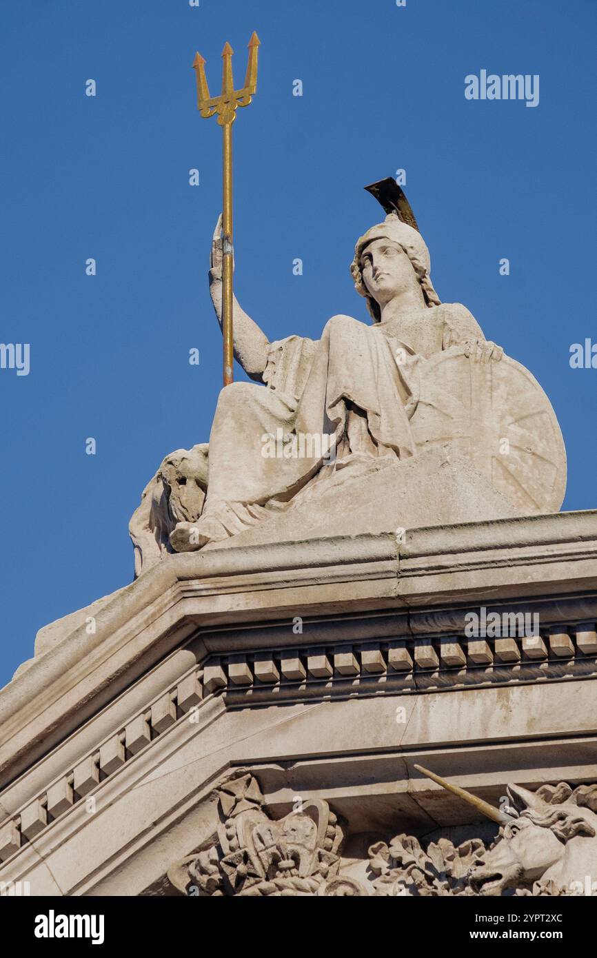 Skulptur von Britannia mit Dreizack, über dem Eingang zum Somerset House, Lancaster Place, The Strand, London UK Stockfoto