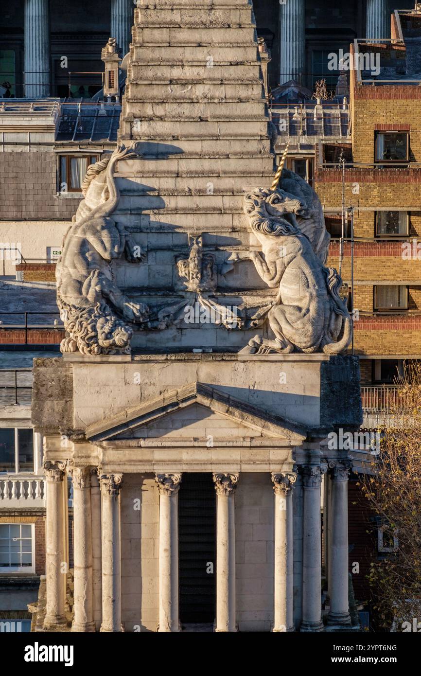 St. George Church, Bloomsbury, London 1716–31: Kampf gegen Löwen und Einhörner symbolisieren das jüngste Ende des ersten Jakobitenaufstandes. Stockfoto St. George Church, Bloomsbury, London 1716–31: Kampf gegen Löwen und Einhörner symbolisieren das jüngste Ende des ersten Jakobitenaufstandes. Stockfoto