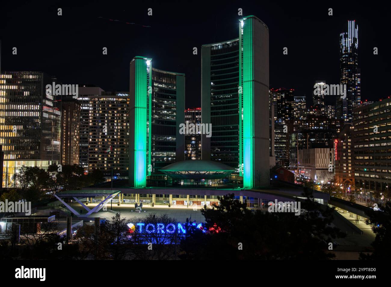 Wechselnde Farben der Lichter auf den Doppeltürmen der Stadt in der Queen Street West im Zentrum von Toronto, Ontario, Kanada Stockfoto