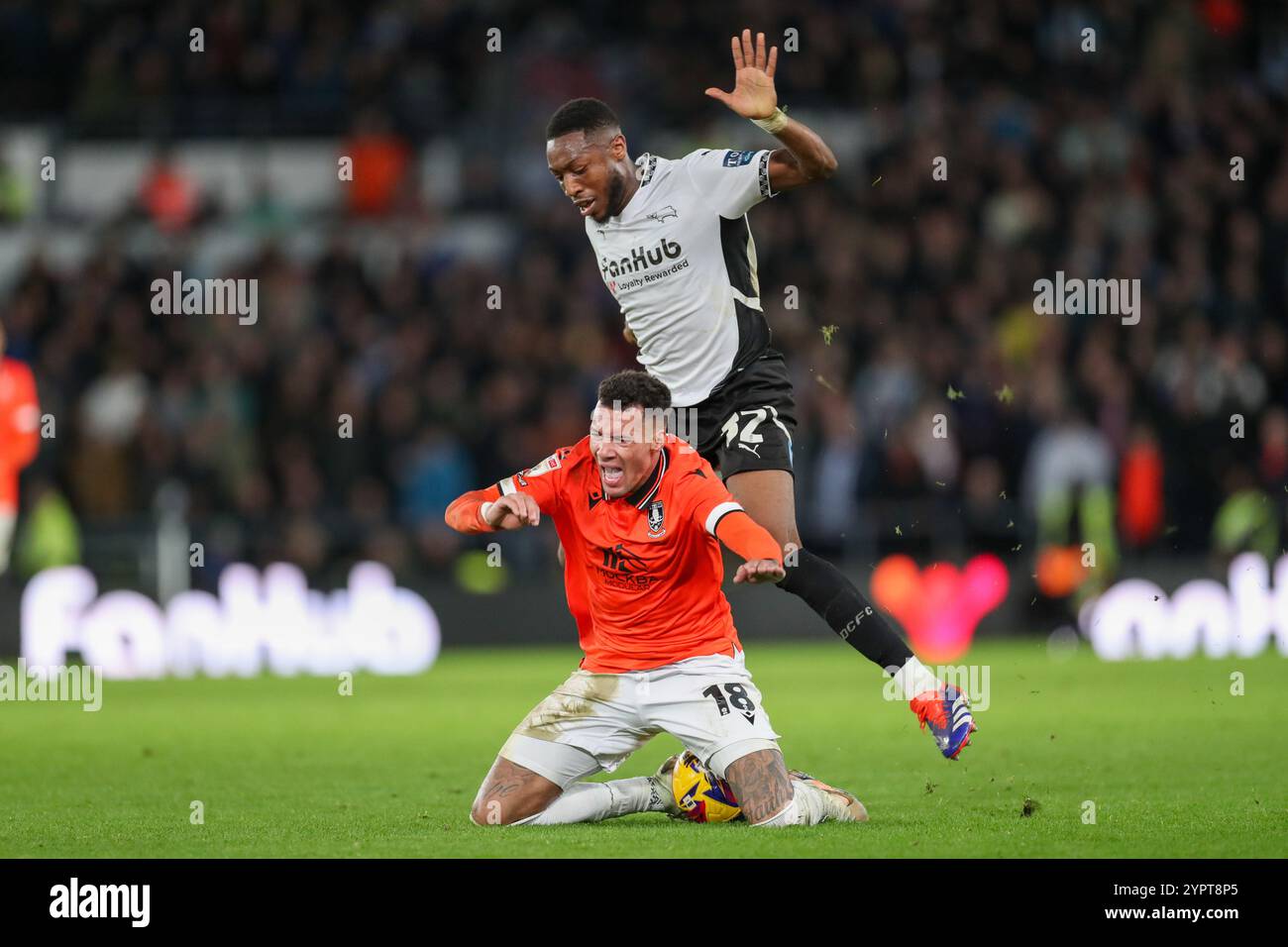 Derby, England, Vereinigtes Königreich am 1. Dezember 2024. Sheffield Wednesday Verteidiger Marvin Johnson (18) erzielte ein TOR 3-2 und feierte am 1. Dezember 2024 beim Derby County FC gegen Sheffield Wednesday FC SKY Bet EFL Championship Match im Pride Park Stadium, Derby, England, Vereinigtes Königreich Credit: Every Second Media/Alamy Live News Stockfoto