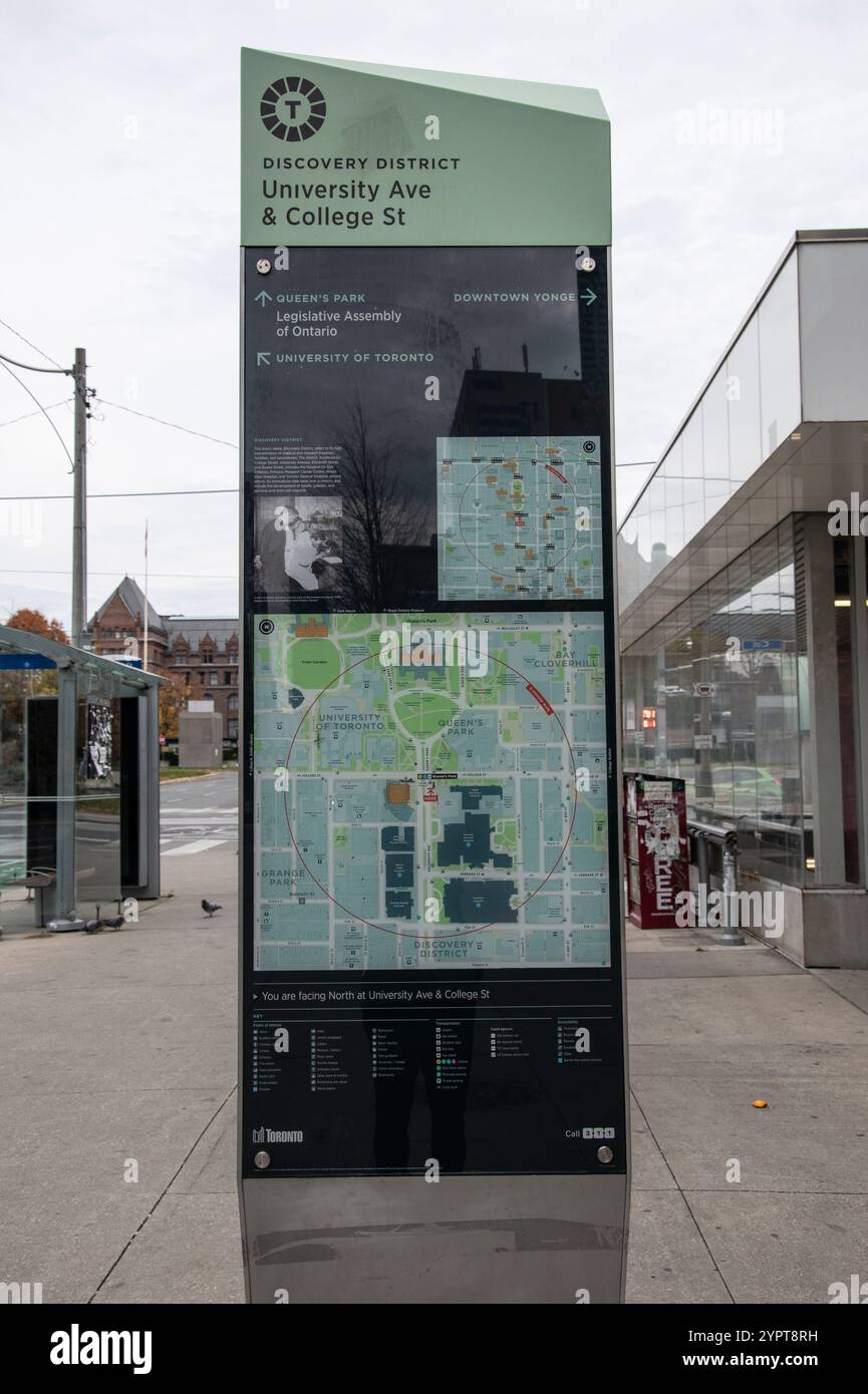 Wegweiser und Informationskarte des Discovery District an der University Avenue im Zentrum von Toronto, Ontario, Kanada Stockfoto