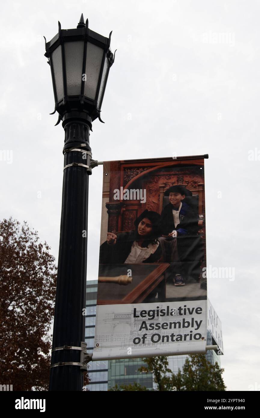 Banner von Schülern der Legislative Assembly of Ontario auf Queen's Park Crescent im Zentrum von Toronto, Ontario, Kanada Stockfoto