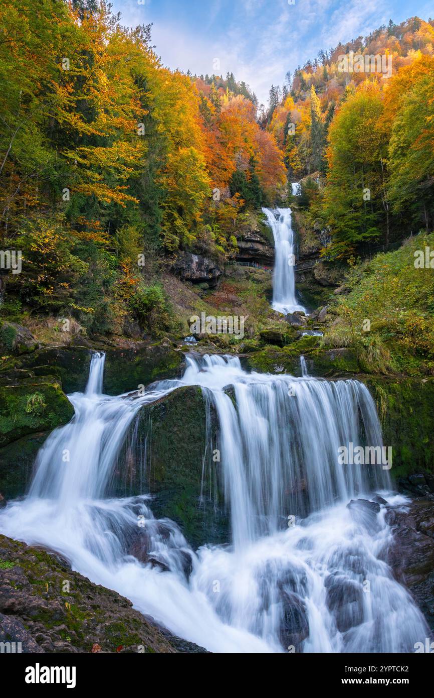 Blick auf die Giessbacher Wasserfälle im Herbst. Iseltwald, Brienzersee, Berner Oberland, Bezirk Interlaken-Oberhasli, Kanton Bern, Schweiz. Stockfoto