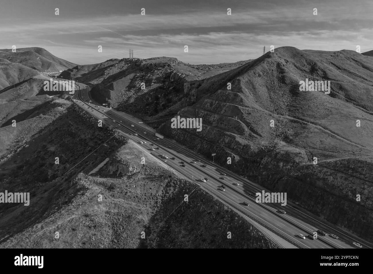 25. JANUAR 2020 - CAMARILLO, KALIFORNIEN, USA - Blick aus der Vogelperspektive auf die grünen Hügel mit Blick auf die Route 101 im Frühjahr Stockfoto