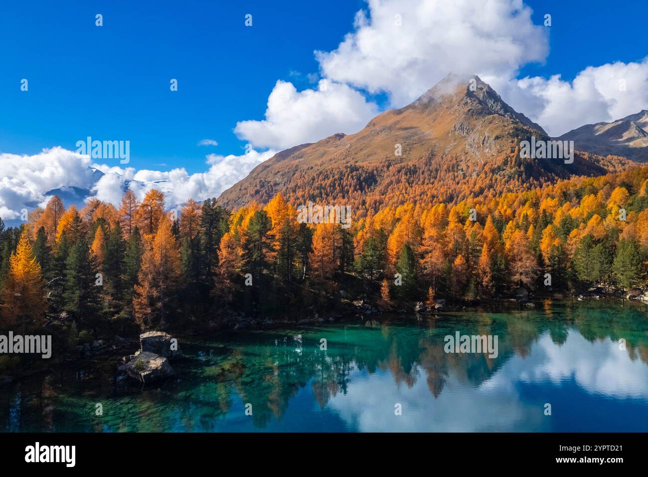 Luftaufnahme des Saoseo-Sees im Herbst. Poschiavo Valley, Kanton Graubünden, Schweiz, Europa. Stockfoto