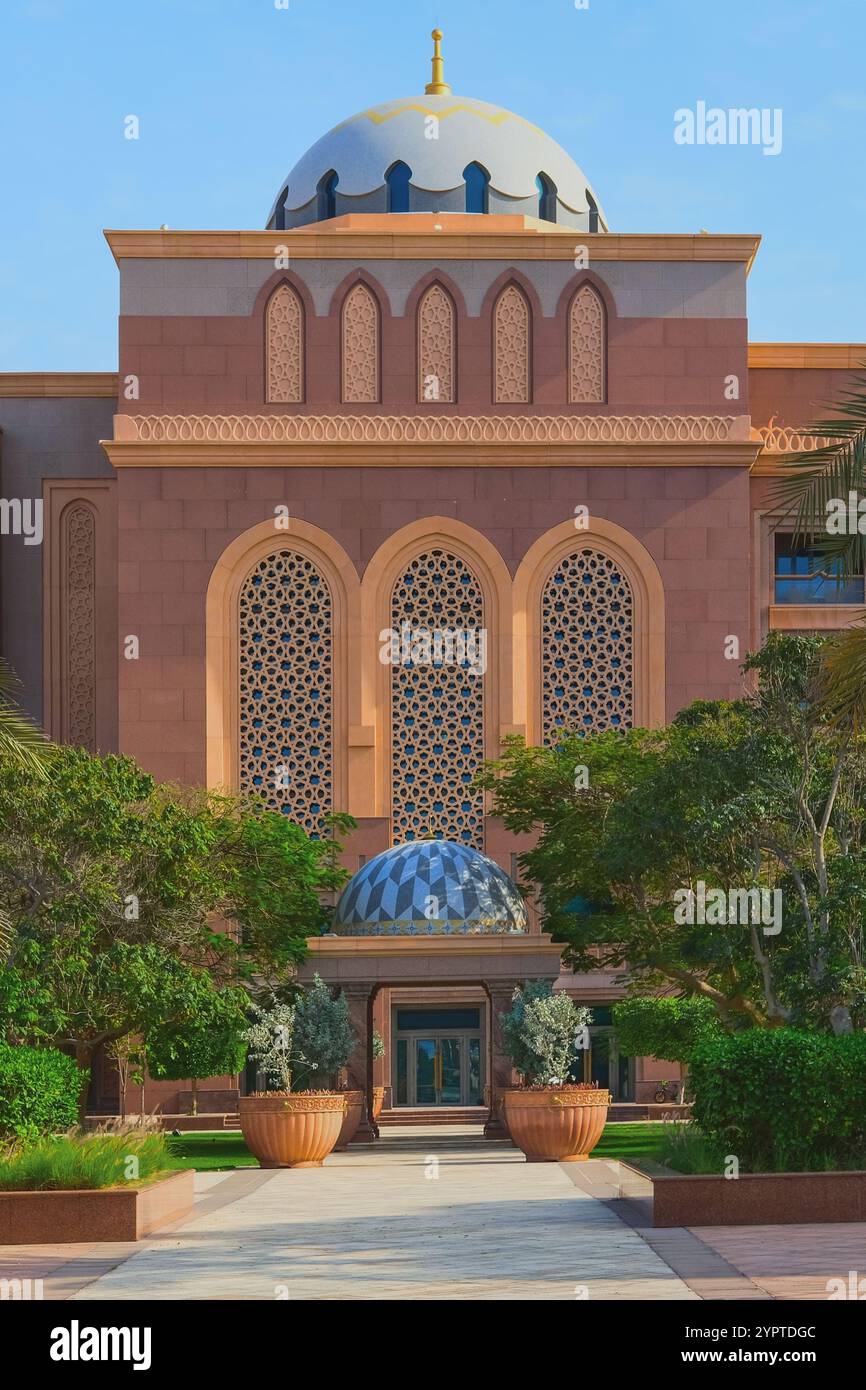Traditionelle, kunstvoll an die Marmorwand gehauene, kunstvoll verzierte Bögen, luxuriöser Presidential Emirates Palace, AbuDhabi Stockfoto