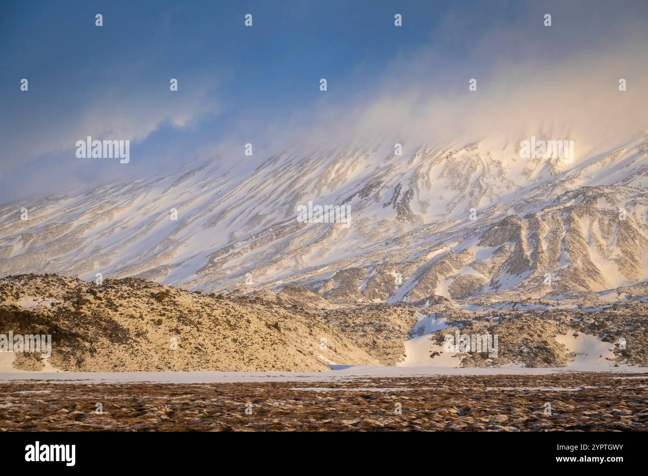 Blick auf die Umgebung des Vulkans Snaefellsjokull bei Sonnenaufgang im Winter. Halbinsel Snaefellsnes, Island, Europa. Stockfoto
