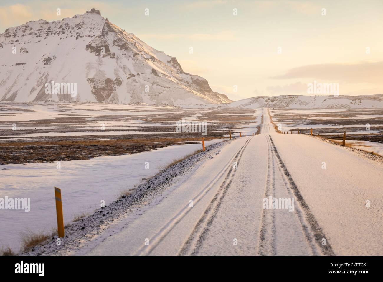 Blick auf die Straße in der Nähe des Vulkans Snaefellsjokull bei Sonnenaufgang im Winter. Halbinsel Snaefellsnes, Island, Europa. Stockfoto