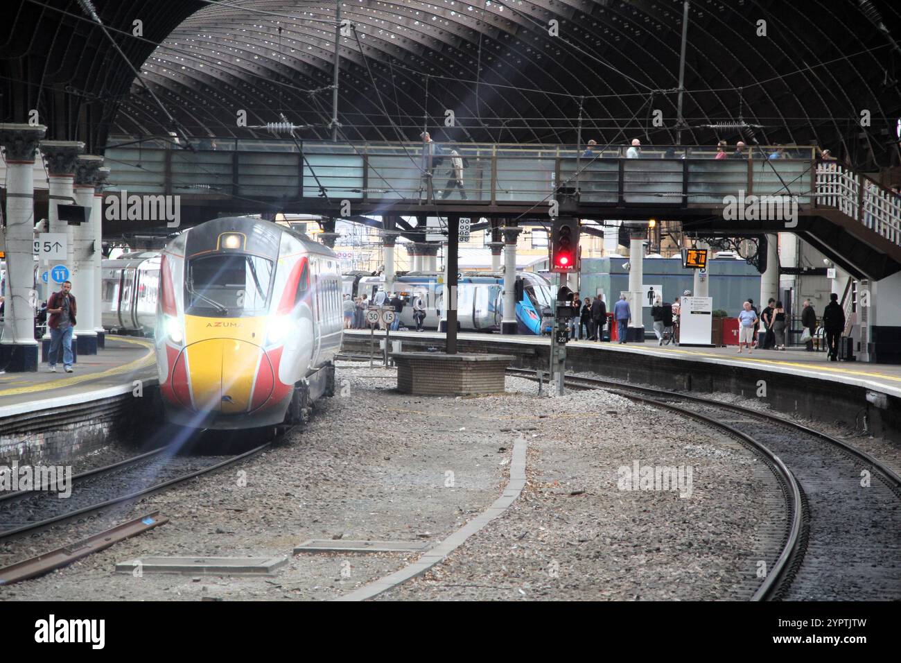 LNER Class 800 Azuma am Bahnhof York. Stockfoto