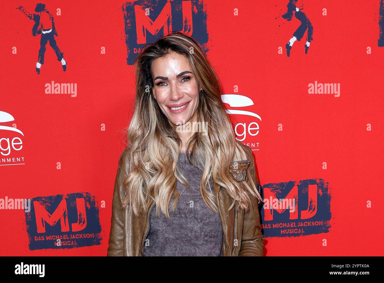 Yasmina Filali bei der Premiere vom ‚MJ - das Michael Jackson Musical“ am 1.12.2024 im Stage Theater im Hafen in Hamburg Stockfoto