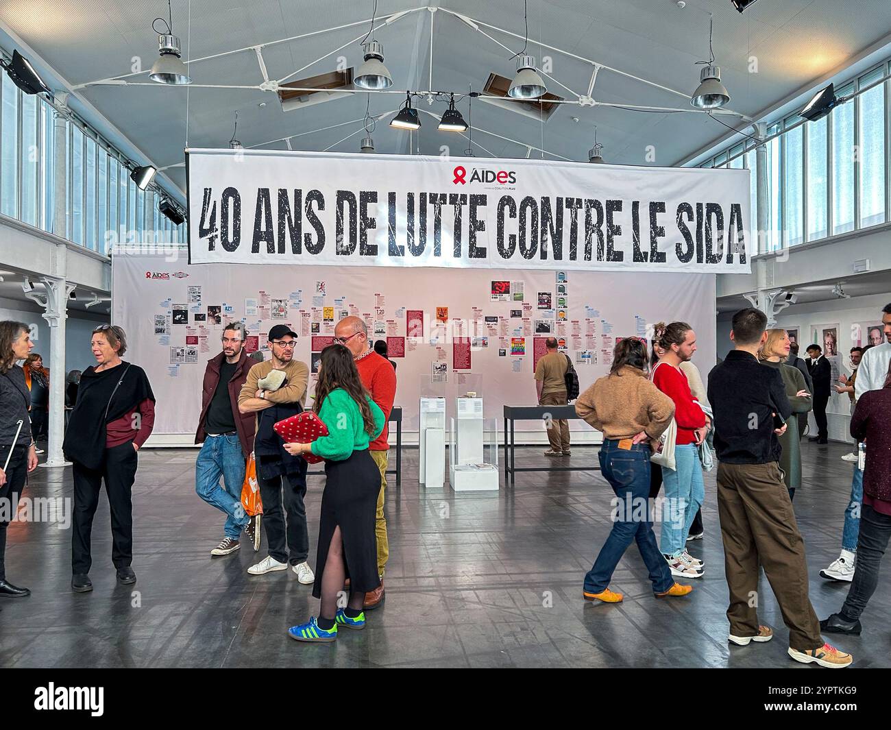 Paris, Frankreich, Crowd People, Besuch in der Ausstellung öffentliche Reklametafeln, Plakate, AIDS-Organisationen, HILFSORGANISATIONEN NGO Organisation, 40. Jahrestag, Slogan, Banner, Kampagne, 2024 Stockfoto