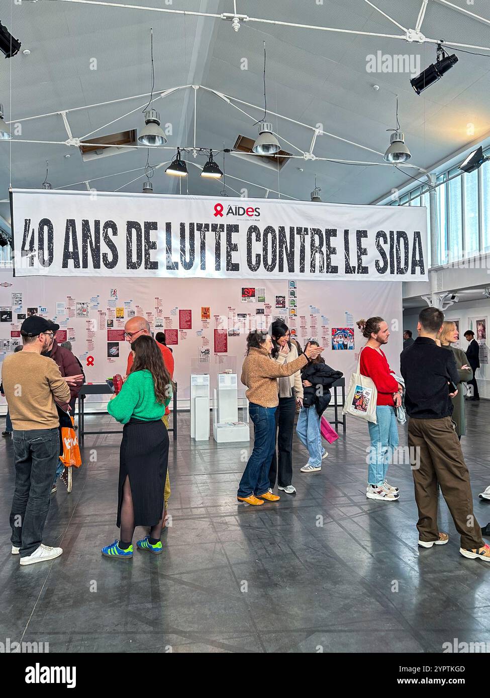 Paris, Frankreich, Crowd People, Besuch in der Ausstellung öffentliche Reklametafeln, Plakate, AIDS-Organisationen, HILFSORGANISATIONEN NGO Organisation, 40. Jahrestag, Slogan, Banner, Kampagne, 2024 Stockfoto