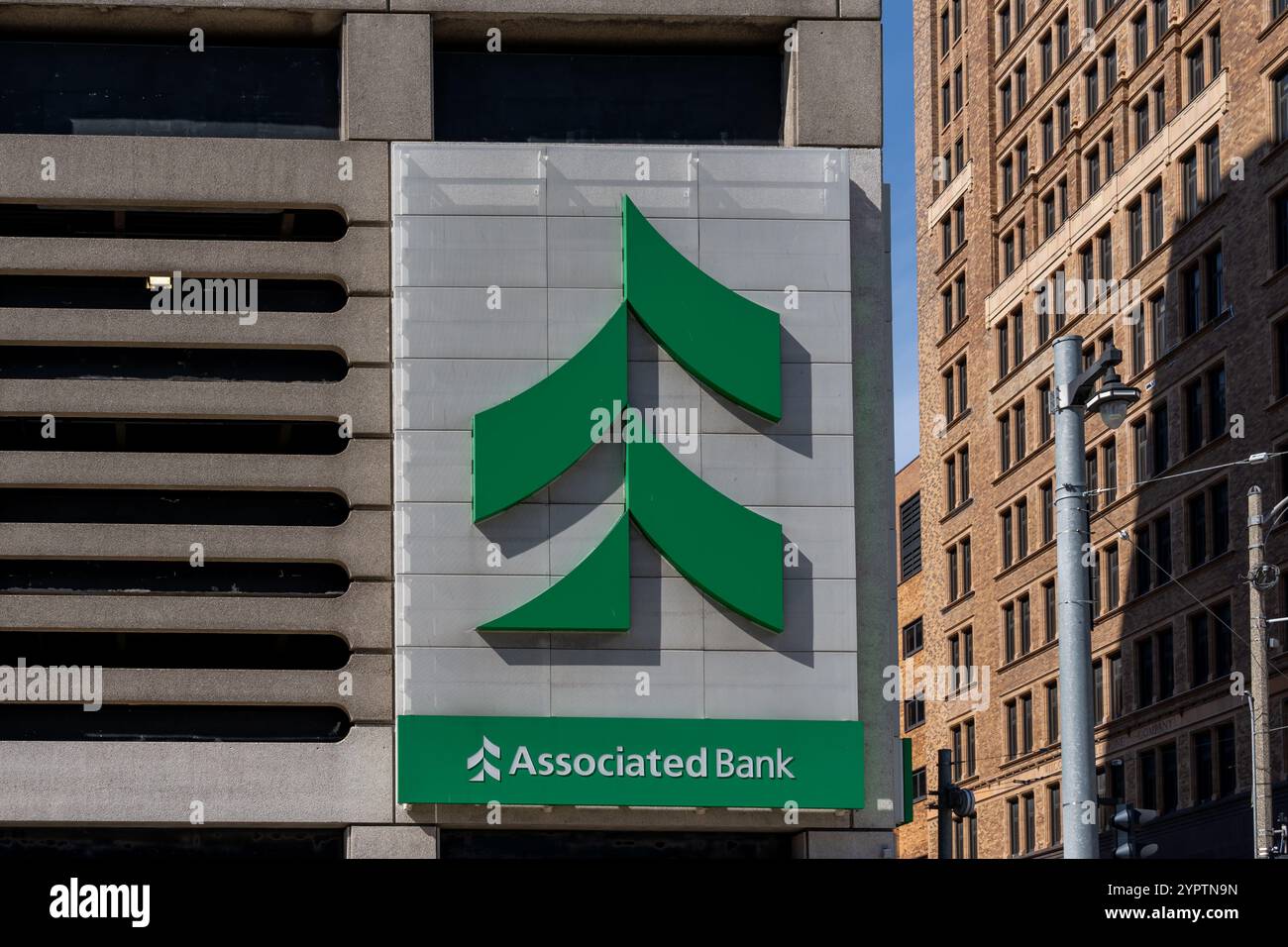Logoschild der Associated Bank auf dem Gebäude in Milwaukee, Wisconsin, USA Stockfoto