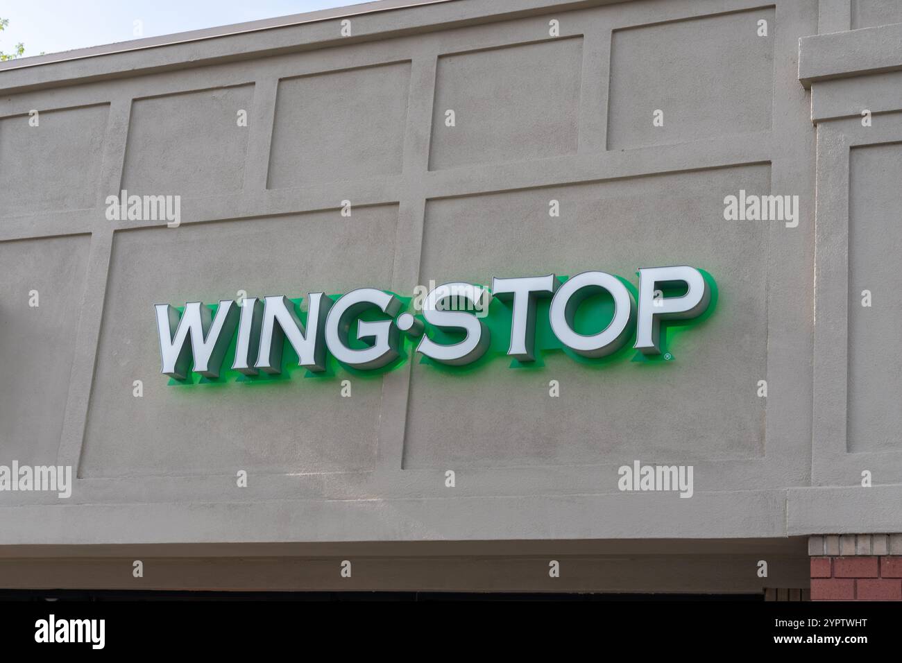 Nahaufnahme des Wingstop-Logo-Schildes an einem Gebäude in Salt Lake City, Utah, USA. Stockfoto