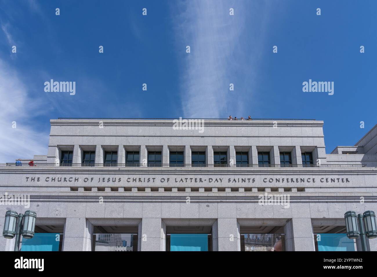 Menschen auf der Terrasse des Konferenzzentrums der Kirche Jesu Christi der Heiligen der Letzten Tage in Salt Lake City, USA Stockfoto