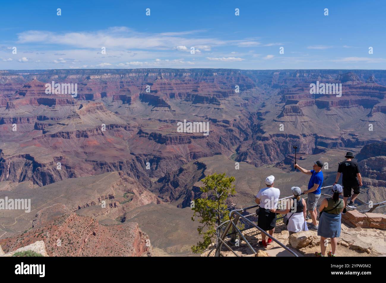 Besucher an einem Aussichtspunkt im Grand Canyon National Park in Arizona, USA Stockfoto