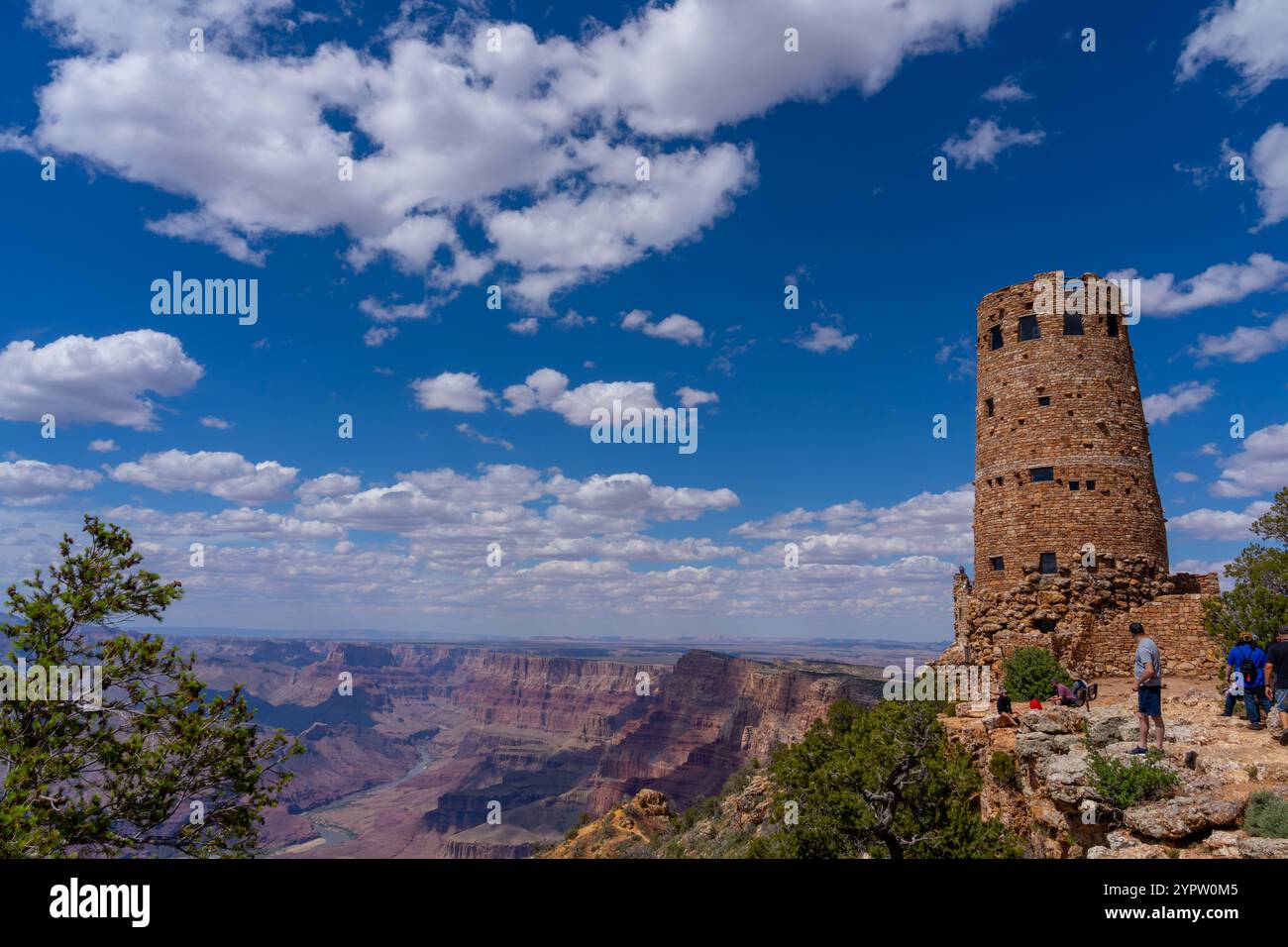 Unbekannte Besucher besuchen Desert View Watchtower im Grand Canyon National Park in Arizona, USA Stockfoto