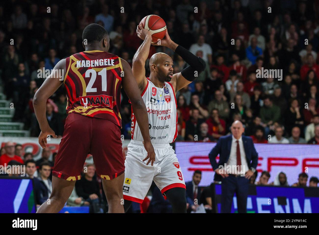 (R) Alex Tyus #9 von Pallacanestro Varese OpenJobMetis wurde während des LBA Lega Basket 2024/25 in der regulären Saison zwischen Pallacanestro Varese OpenJobMetis und Umana Reyer Venezia in der Itelyum Arena gesehen. Endpunktzahl Pallacanestro Varese OpenJobMetis 77 86 Umana Reyer Venezia Stockfoto