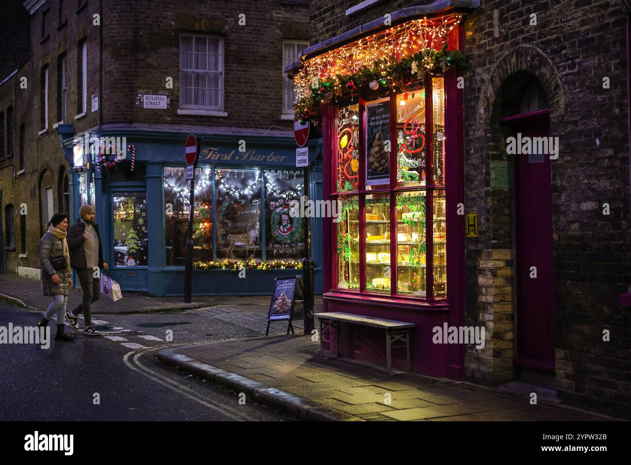 London, Großbritannien. Dezember 2024. Die Konditor Bakery sieht in der historischen Umgebung der ehemaligen georgischen Arbeiterhäuser im Roupell Street Conservation Area in Lambeth festlich aus. Quelle: Imageplotter/Alamy Live News Stockfoto
