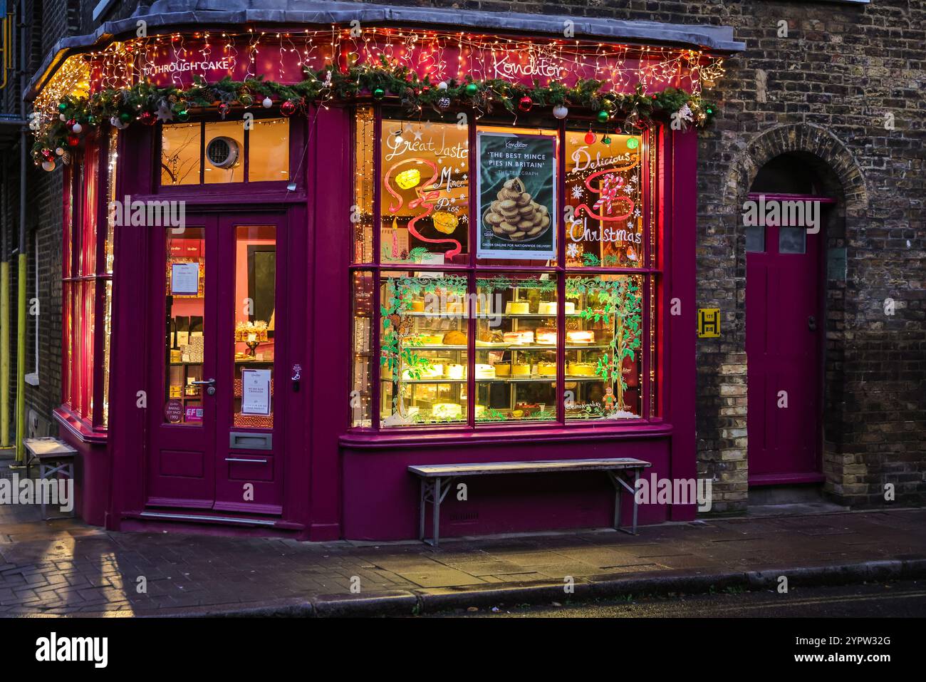 London, Großbritannien. Dezember 2024. Die Konditor Bakery sieht in der historischen Umgebung der ehemaligen georgischen Arbeiterhäuser im Roupell Street Conservation Area in Lambeth festlich aus. Quelle: Imageplotter/Alamy Live News Stockfoto