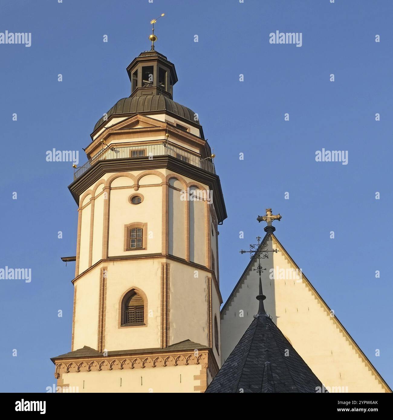 Blick nach oben auf den Turm und die Aussichtsplattform der Thomaskirche in Leipzig. Sachsen, Deutschland, Europa Stockfoto