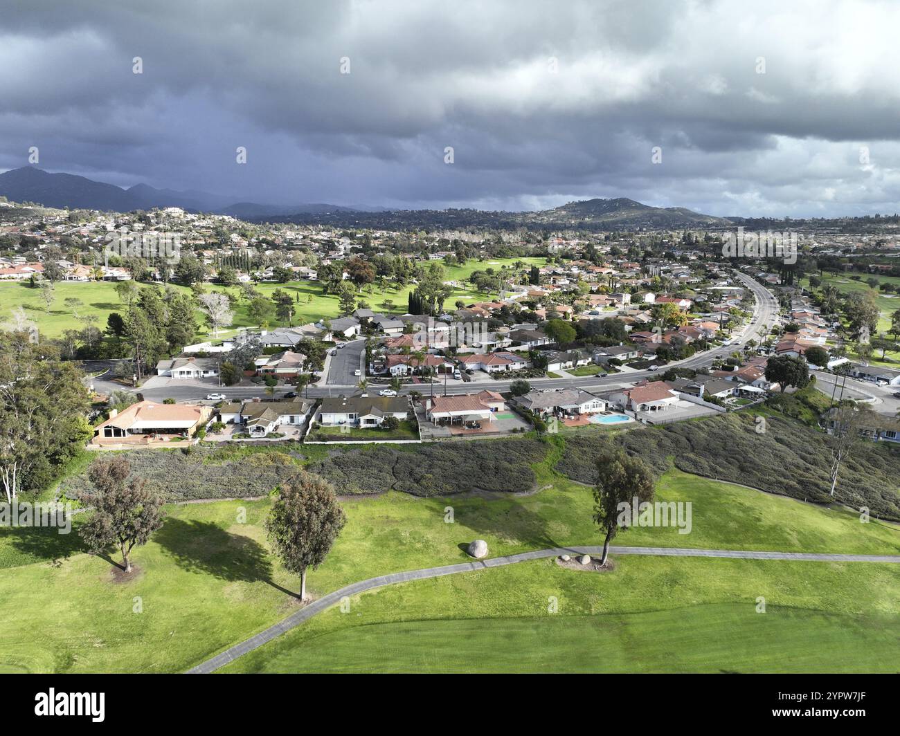 Blick aus der Vogelperspektive auf die Wohngegend, umgeben von Golf und Tal während des bewölkten Tages in Rancho Bernardo, San Diego County, Kalifornien. USA Stockfoto