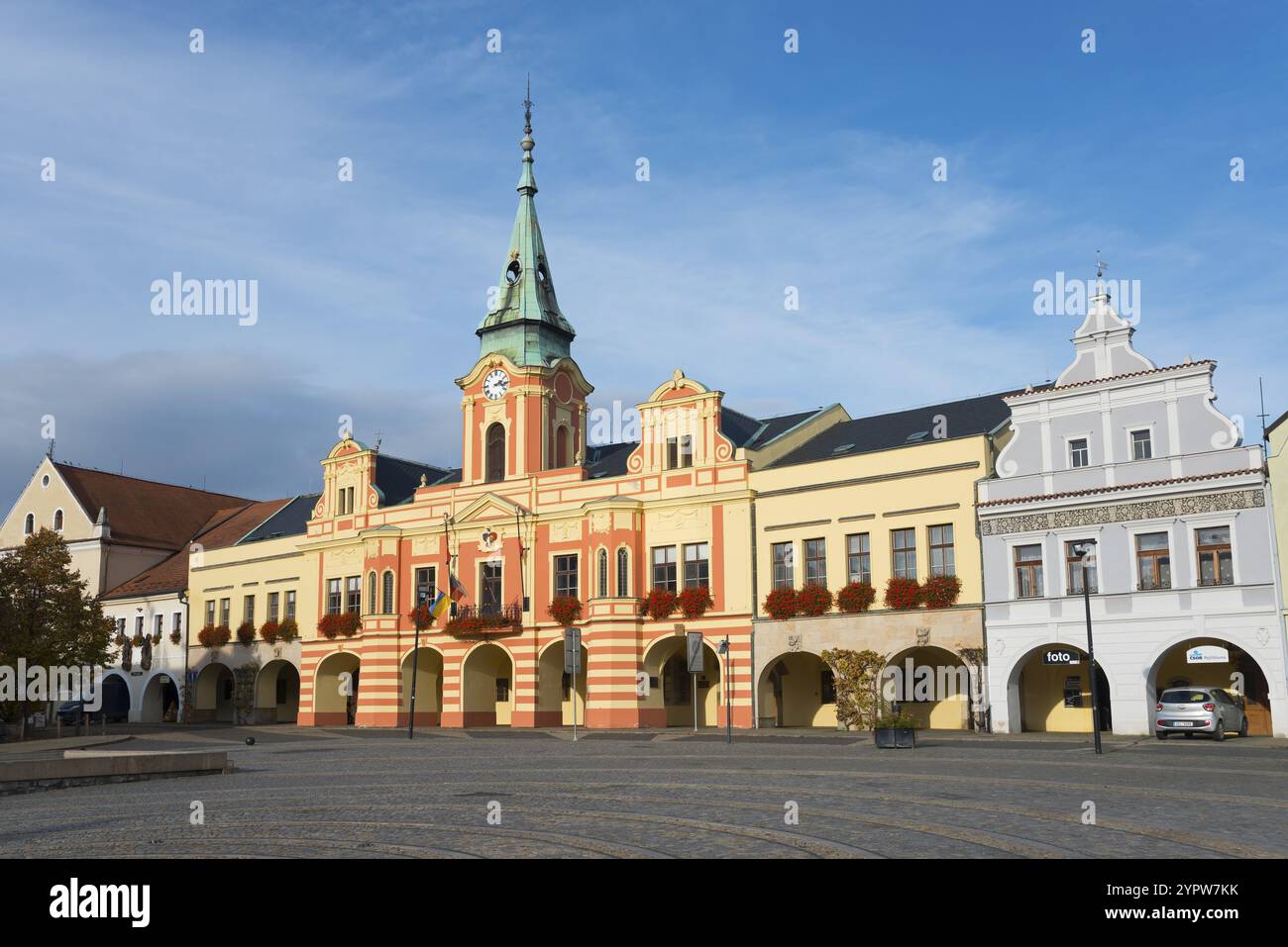 Historisches Rathaus mit barocken Elementen in einer böhmischen Stadt, Herbstatmosphäre, Rathaus, Marktplatz, Melnik, Melnick, Zentralböhmen, Czec Stockfoto