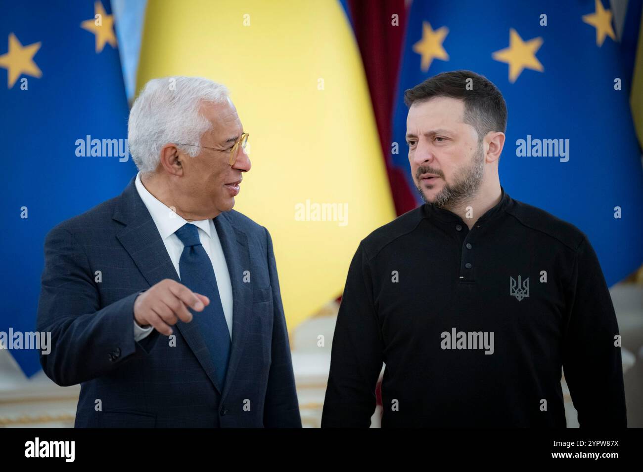 Kiew, Ukraine. Dezember 2024. Der ukrainische Präsident Wolodymyr Zelenskyj (rechts) begrüßt den neuen Präsidenten des Europäischen Rates Antonio Costa (links) bei der Ankunft zu bilateralen Gesprächen im Mariinskyi-Palast am 1. Dezember 2024 in Kiew, Ukraine. Kredit: Ukrainischer Ratsvorsitz/Pressestelle Des Ukrainischen Präsidenten/Alamy Live News Stockfoto