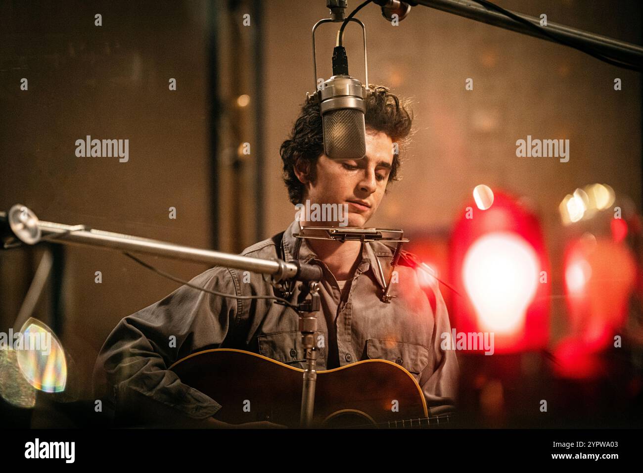 A Complete Unknown (2024) von James Mangold mit Edward Norton und Timothée Chalamet. Biopic über einen jungen Bob Dylan, der seinen Akt in der Folk-Szene aufrüttelt, indem er beim Newport Folk Festival 1965 elektrisiert. Werbefoto ***NUR REDAKTIONELLE VERWENDUNG***. Quelle: BFA / Macall Polay / Searchlight Pictures Stockfoto