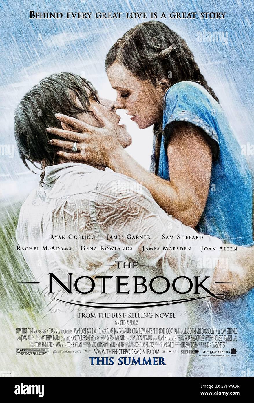 The Notebook (2004) von Nick Cassavetes mit Ryan Gosling, Rachel McAdams und James Garner. Eine leidenschaftliche Liebesgeschichte über Jahrzehnte zwischen einem armen Holzarbeiter und einer reichen jungen Frau im South Carolina der 1940er Jahre. Foto eines Original-Posters aus dem Jahr 2004 (USA), das NUR FÜR REDAKTIONELLE ZWECKE VERWENDET WIRD. Beschreibung: BFA / New Line Cinema Stockfoto