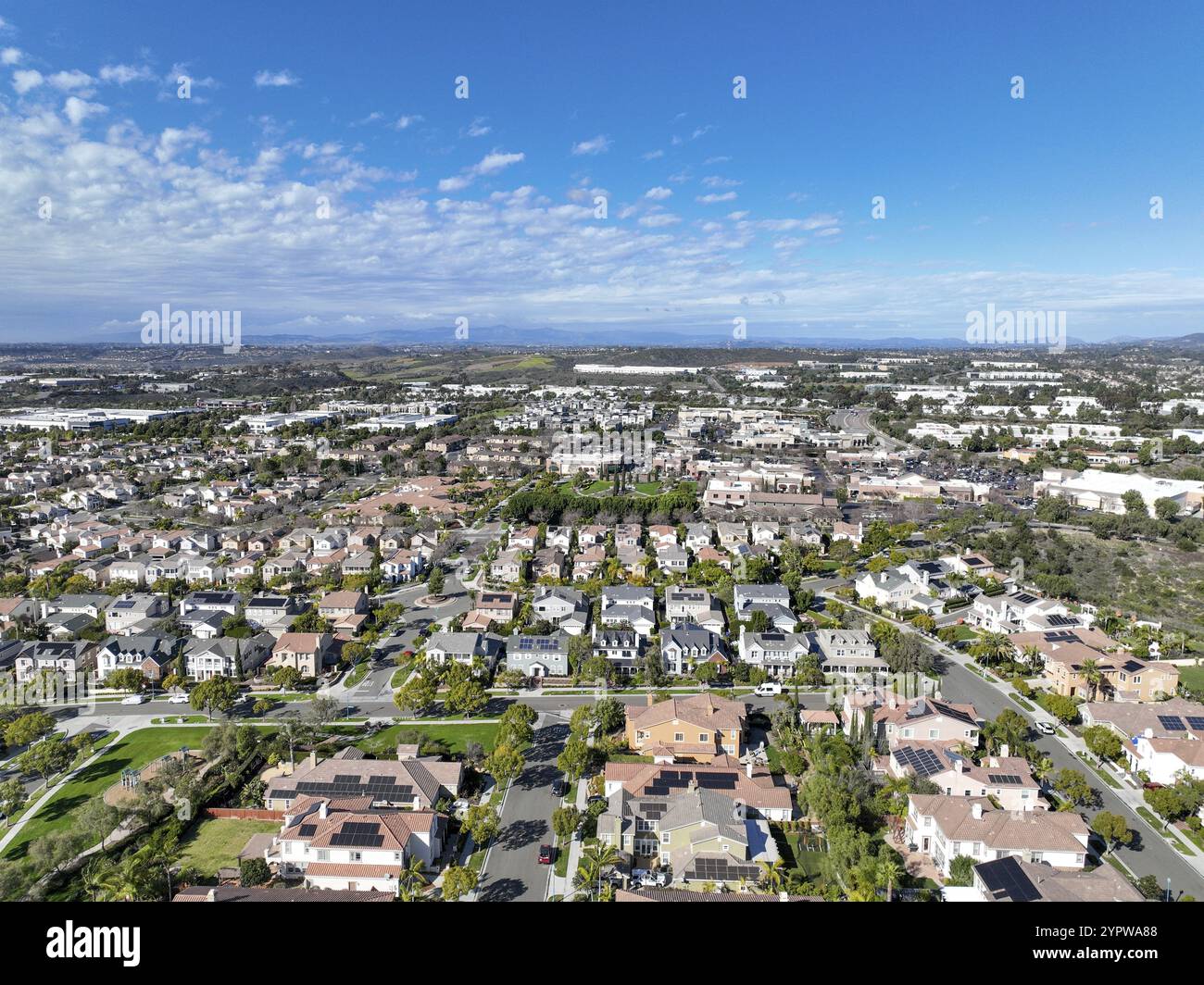 Blick aus der Vogelperspektive auf eine große Villa in der wohlhabenden Wohnstadt Carlsbad, Südkalifornien, USA. Hochwertige 4K-Aufnahmen Stockfoto