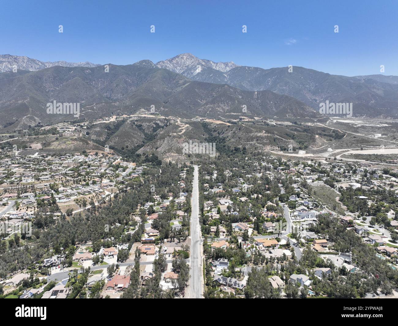 Aus der Vogelperspektive auf die wohlhabende Gemeinde Alta Loma und die Bergkette Rancho Cucamonga, Kalifornien, USA, Nordamerika Stockfoto