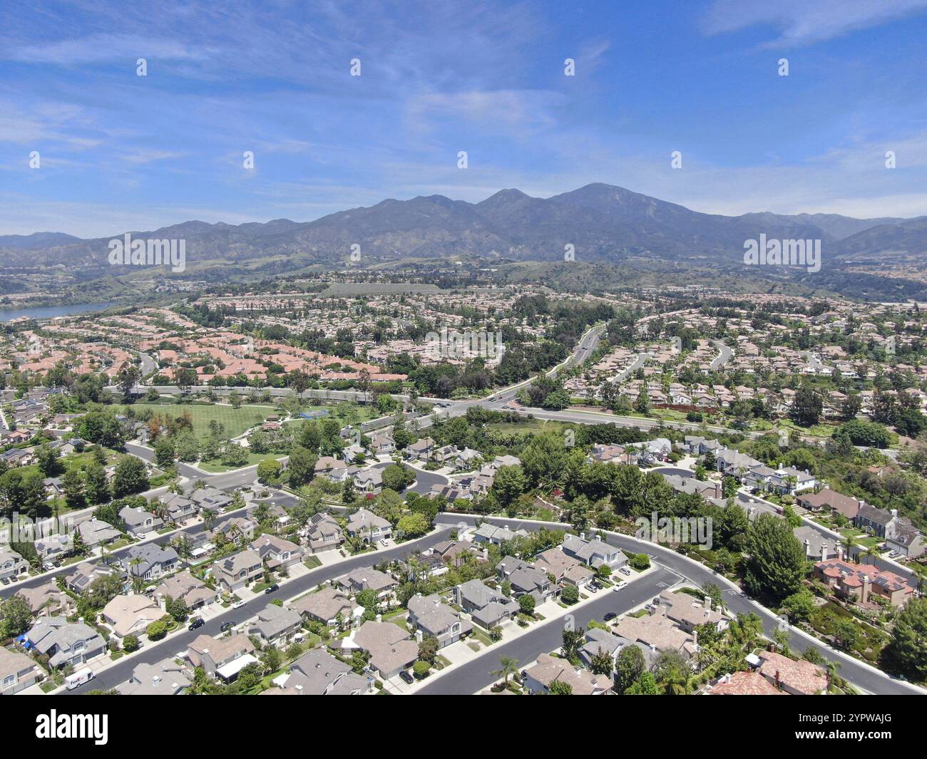 Aus der Vogelperspektive auf meistgeplante Privatgemeinden, großes Wohnviertel, große Villa mit Schwimmbad, Mission Viejo, Californ Stockfoto