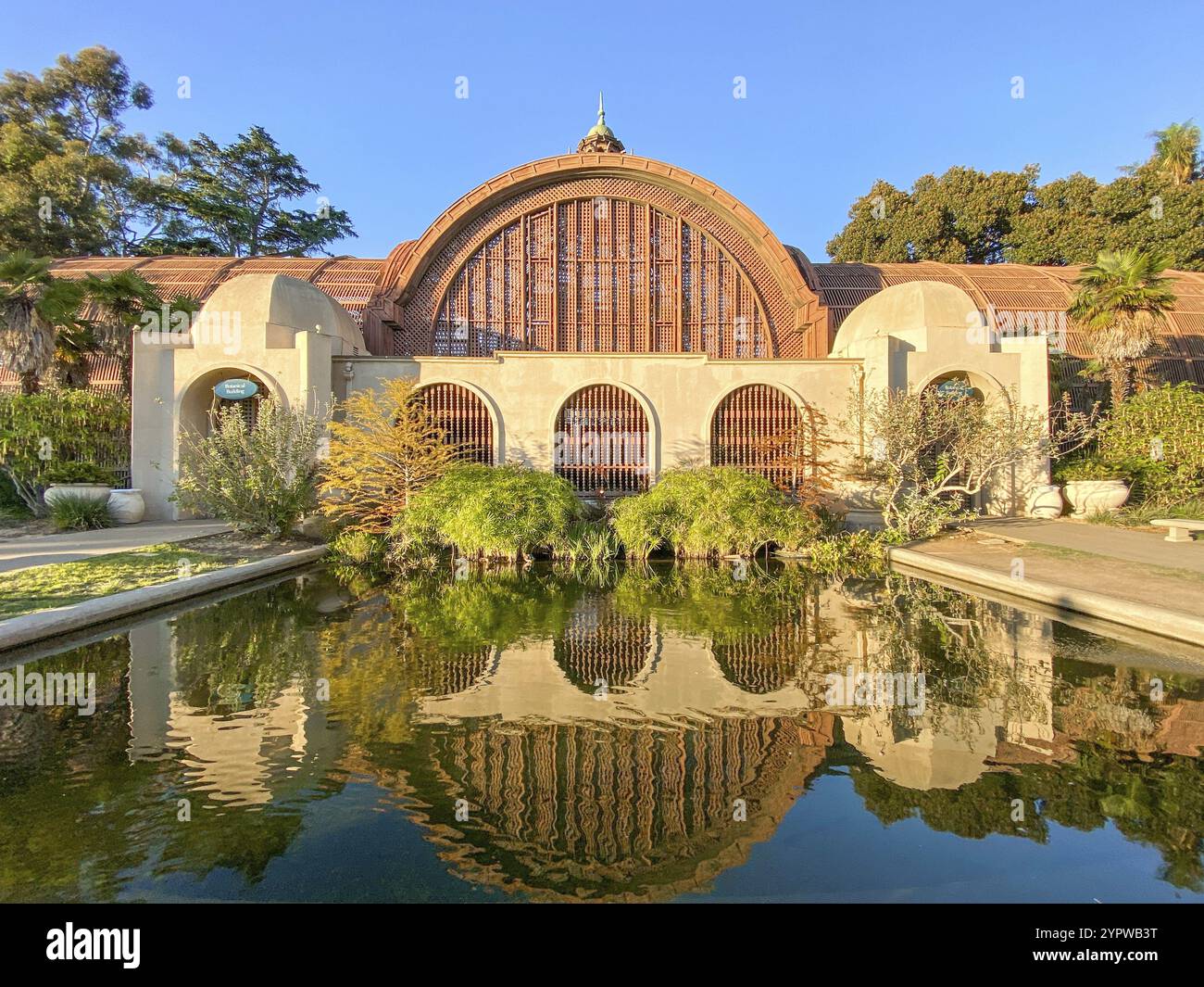 Balboa Park, botanisches Gebäude und Teich in San Diego, Kalifornien, USA. November 2021 Stockfoto