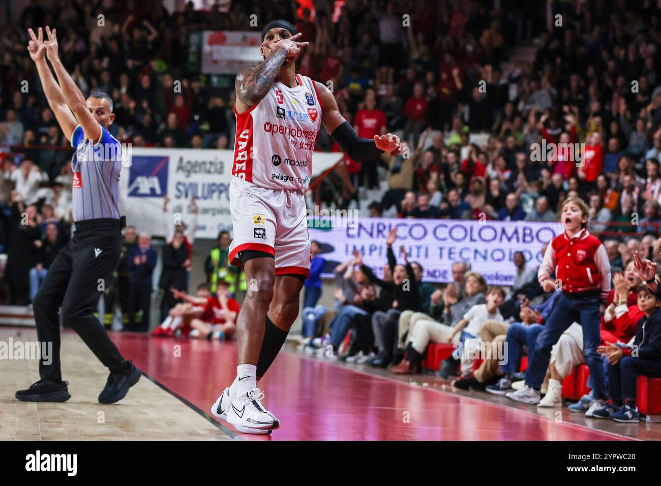 Varese, Italien. Dezember 2024. Justin Gray #5 von Pallacanestro Varese OpenJobMetis feiert während des LBA Lega Basket 2024/25 Ein reguläres Saisonspiel zwischen Pallacanestro Varese OpenJobMetis und Umana Reyer Venezia in der Itelyum Arena. Endpunktzahl Pallacanestro Varese OpenJobMetis 77 | 86 Umana Reyer Venezia Credit: dpa/Alamy Live News Stockfoto