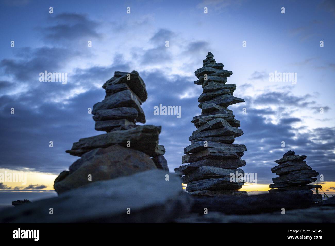 Steine im Gleichgewicht, Cliffs of Moher, The Burren, County Clare, Irland, Vereinigtes Königreich, Europa Stockfoto