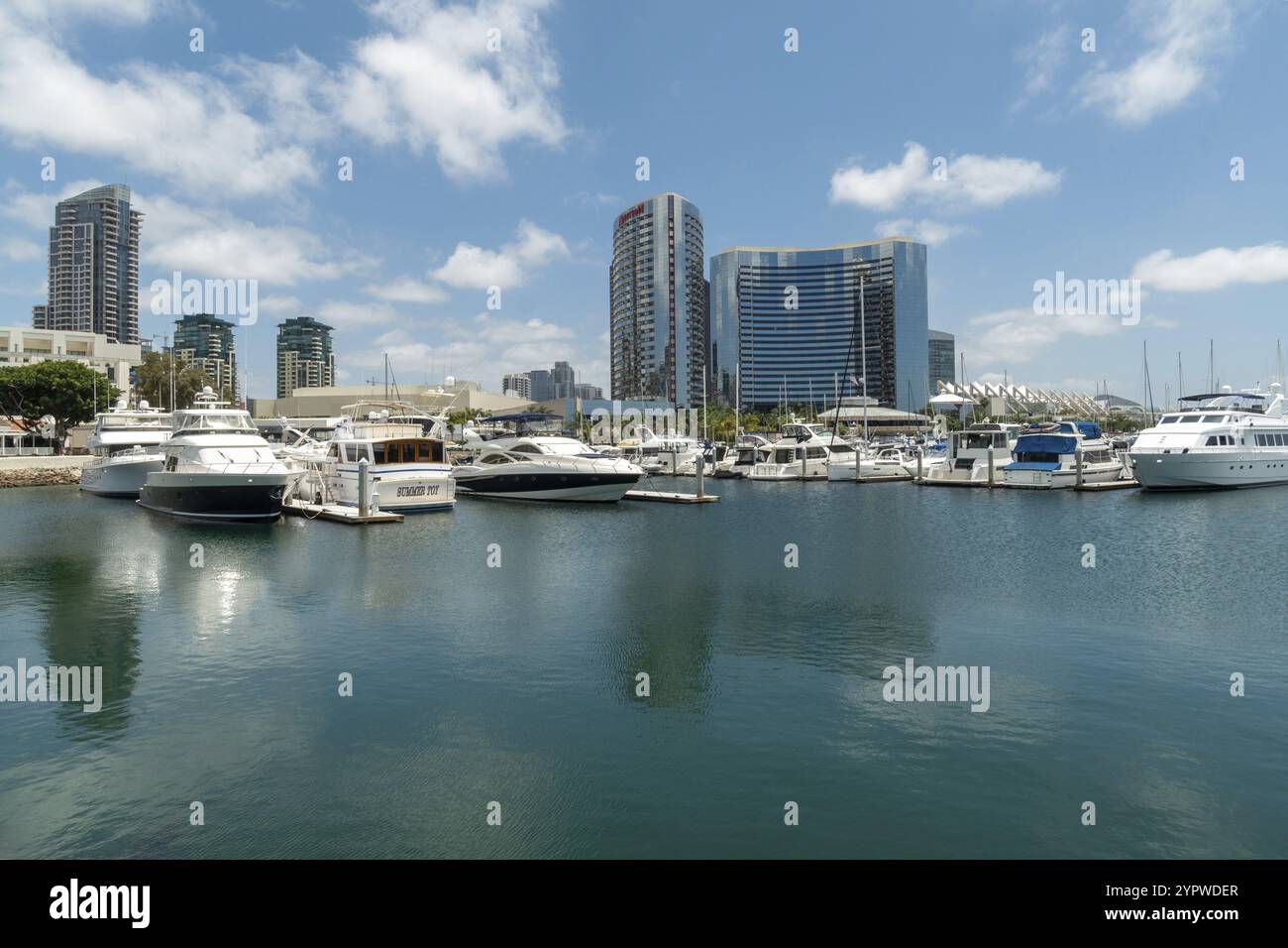 Luxusboote liegen im Embarcadero Marina Park North, San Diego. Boot, Yachten, Schiff und Segel im Hafen angedockt. Kalifornien. USA. Juni 2020 Stockfoto