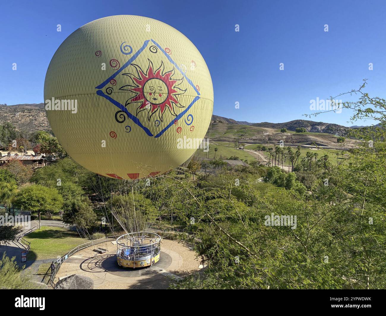 Heißluftballon-Attraktion im San Diego Safari Park Zoo in San Diego, einer der größten Touristenattraktionen im San Diego County. Kalifornien, USA Stockfoto