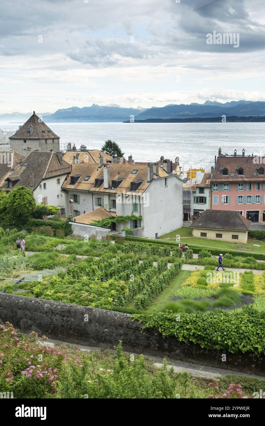 Wunderschönes historisches Stadtzentrum von Nyon, Schweiz. Blick auf den öffentlichen Garten und die roten Dächer zum See Stockfoto