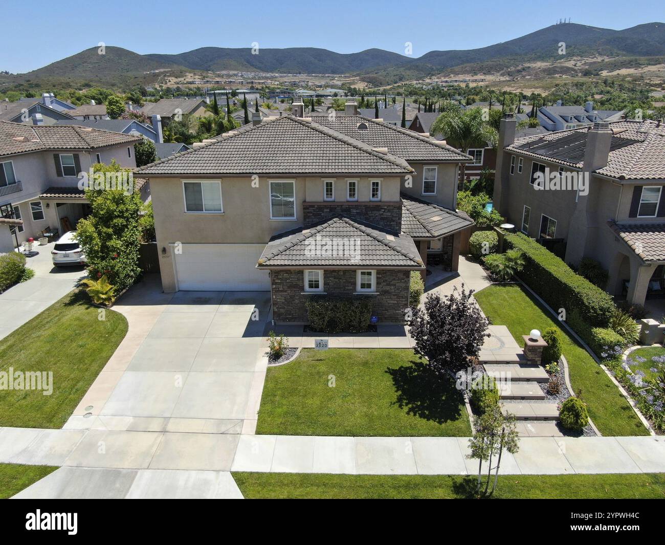 Luftaufnahme einer großen Villa in einem Vorstadtviertel in San Diego, Kalifornien, USA. Blick aus der Vogelperspektive auf das moderne Untergeschoss Luxushaus. Juli 07 Stockfoto