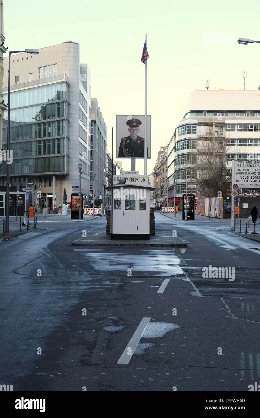 Berlin, 17. Januar 2021, Checkpoint Charlie ehemaliger Grenzübergang für Angehörige der Armee der Westalliierten, Europa Stockfoto